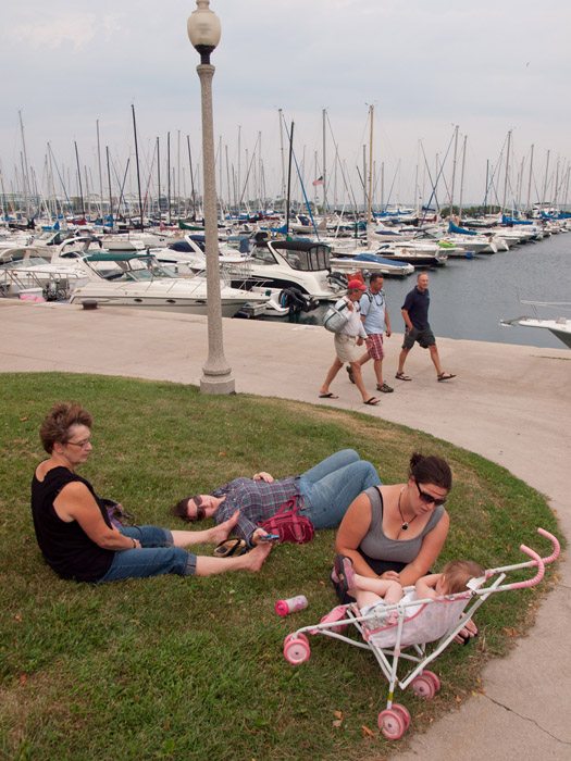 P8208394.jpg - Walking to the Navy Pier