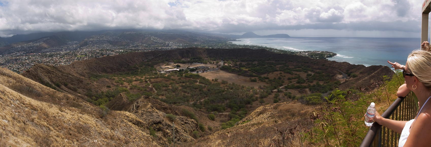 P7313886.JPG - This is the crater of the Diamond Head volcano.