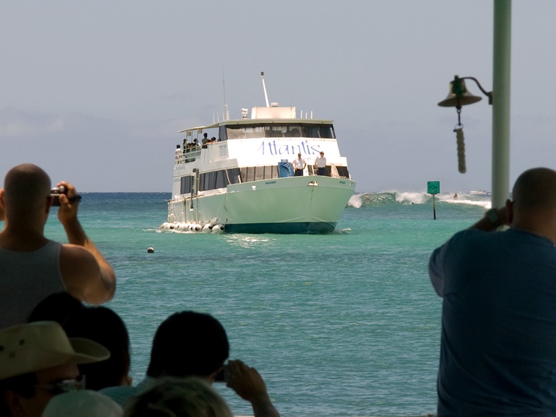 P8014020.jpg - Eileen's favorite shuttle boat.